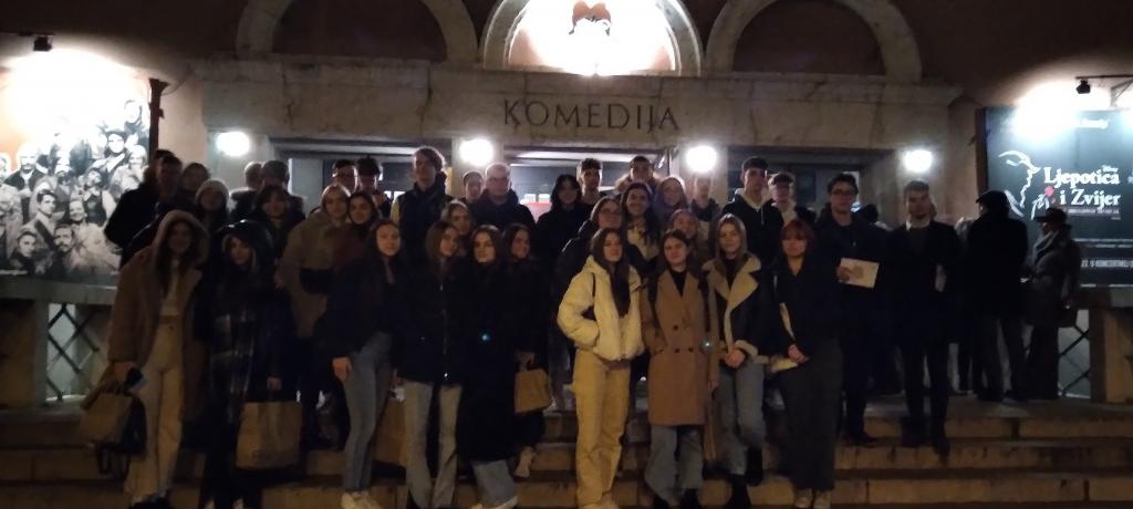 Drugi razredi ispred Komedije