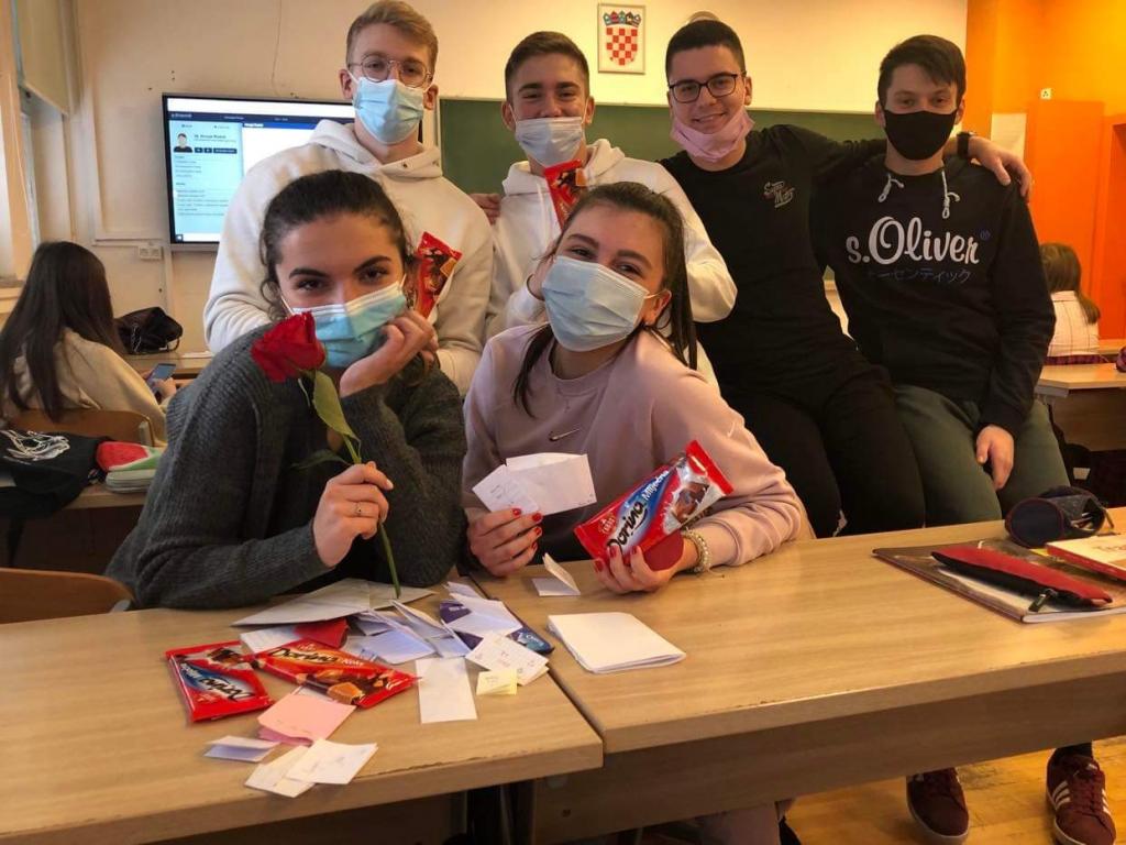 Učenici iz 4.b s pismima