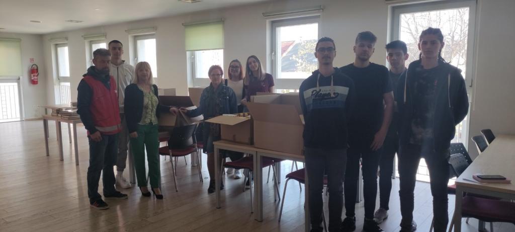 Ravnateljica sa sudionicima humanitarne akcije